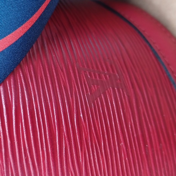 Louis Vuitton Cluny Red Epi Leather Shoulder Bag - Picture 3 of 16